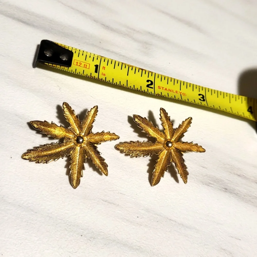 Vintage Sarah Coventry Leaf Earrings, Clip On’s, Goldtone‎